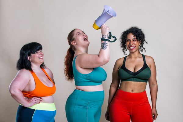 trois femmes opulentes qui font du sport