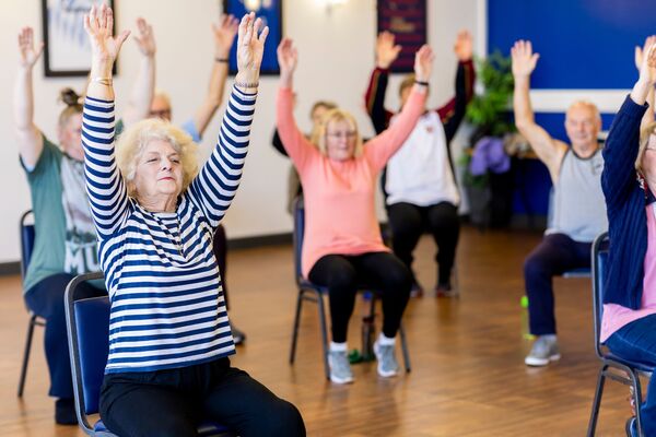 plusieurs seniors pratiquent du sport santé