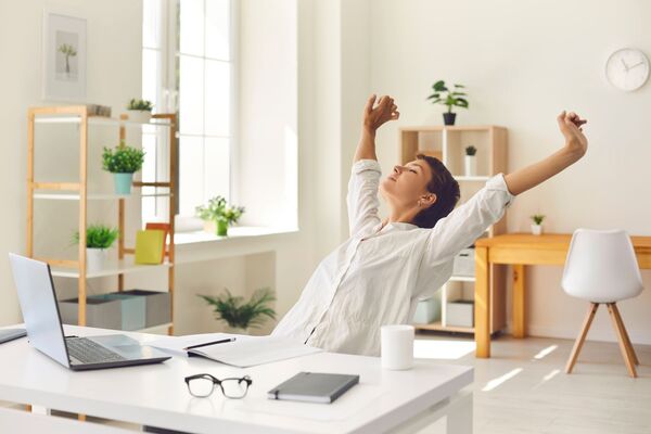 Micro-pauses : 5 mini-exercices à faire au travail pour bouger sans quitter son bureau