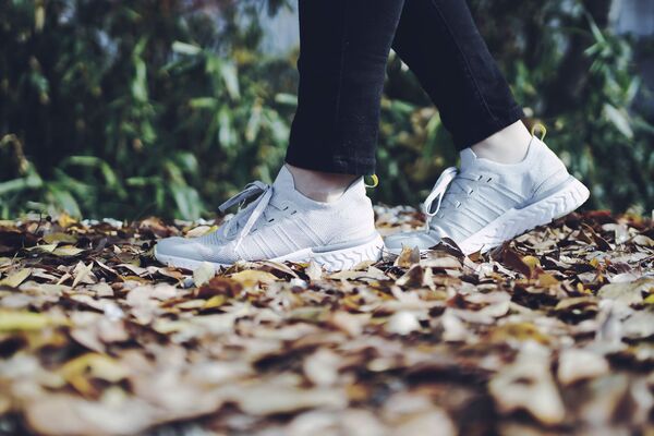 des pieds de coureur dans des feuilles mortes