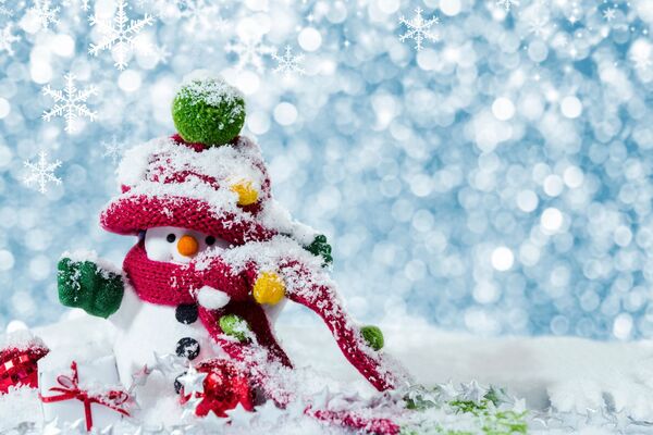 un bonhomme de neige souriant