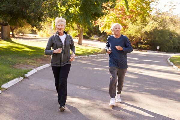 deux seniors qui font du footing