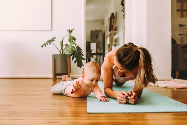 jeune maman faisant du sport