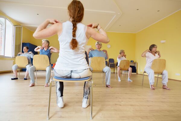une séance de sport santé avec usage de la chaise