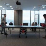 des employés jouent au ping pong dans leur bureau