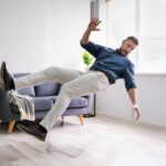 un homme chute dans son salon