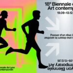 deux coureurs en ombre chinoise devant l'affiche de la 18e biennale d'art contemporain de lyon