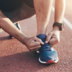 un sportif attache ses chaussures de sport