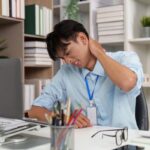 un salarié devant son bureau a mal au dos