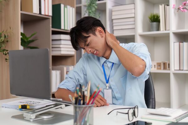 un salarié devant son bureau a mal au dos