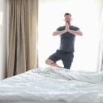 un homme fait du sport adapté doux avant de se coucher