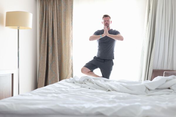 un homme fait du sport adapté doux avant de se coucher