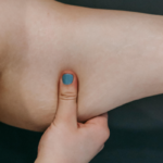 un bras de femme dont le dessous est détendu comme une aile de chauve souris