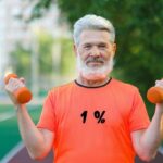 un senior pratique le sport adapté avec un tshirt indiquant 1%